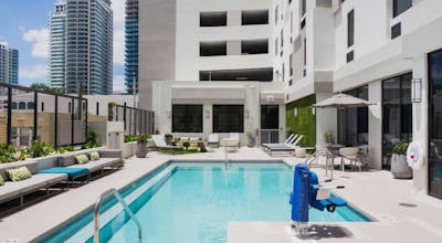 Hampton Inn & Suites Miami Wynwood / Design District