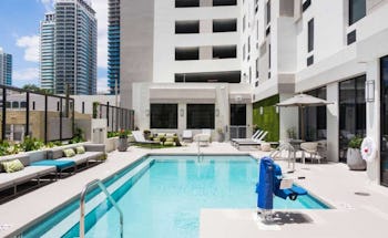 Hampton Inn & Suites Miami Wynwood / Design District