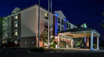 Holiday Inn Express Hotel & Suites New Berlin