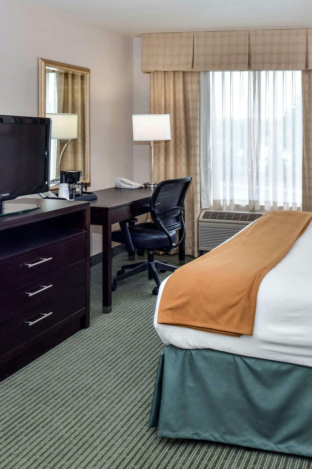 Hotel Holiday Inn Express Hotel & Suites New Berlin photo 4