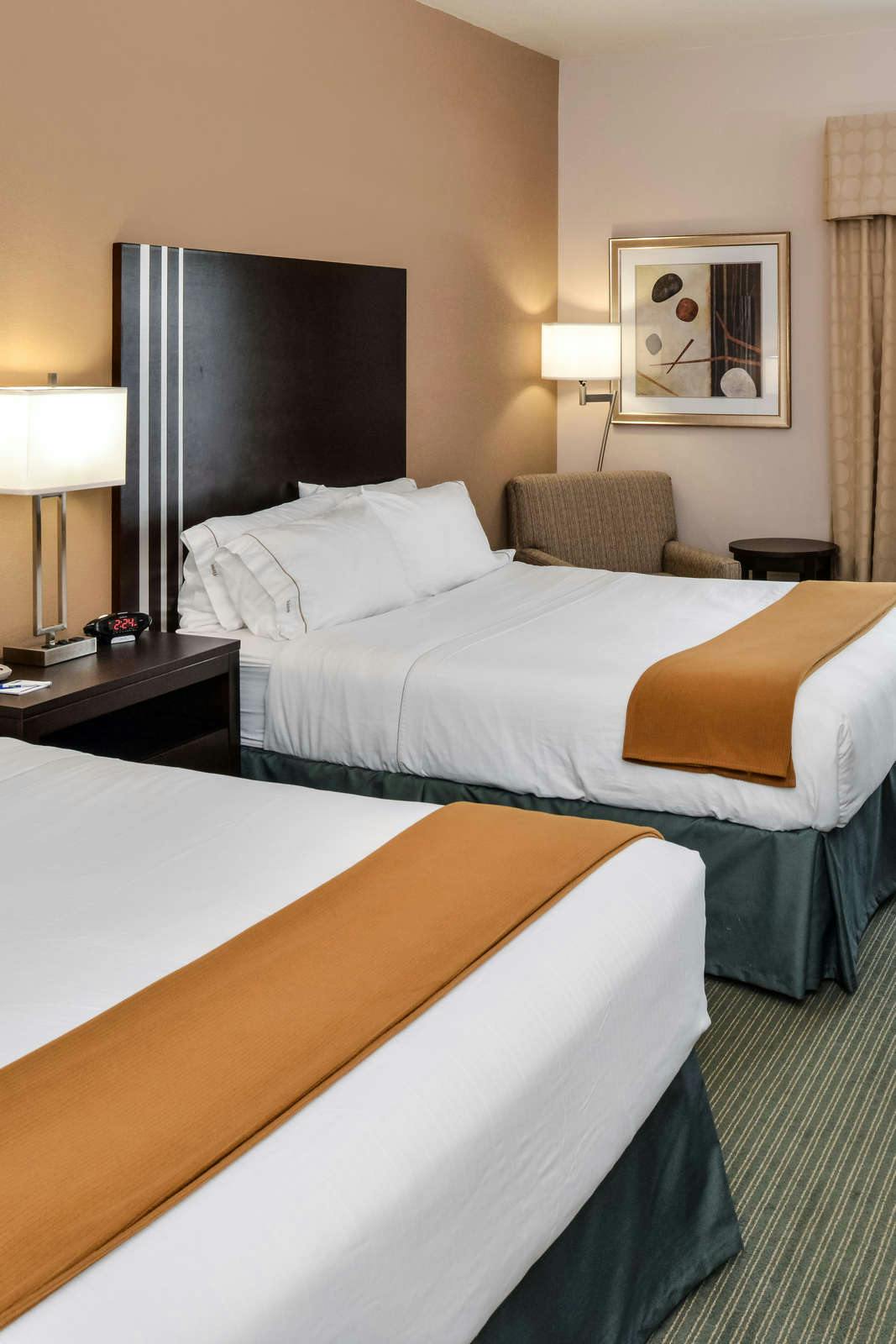 Hotel Holiday Inn Express Hotel & Suites New Berlin photo 2