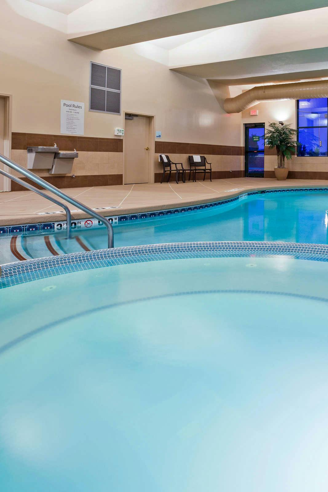 Hotel Holiday Inn Express Hotel & Suites New Berlin photo 1