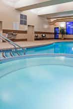 Hotel Holiday Inn Express Hotel & Suites New Berlin photo 1