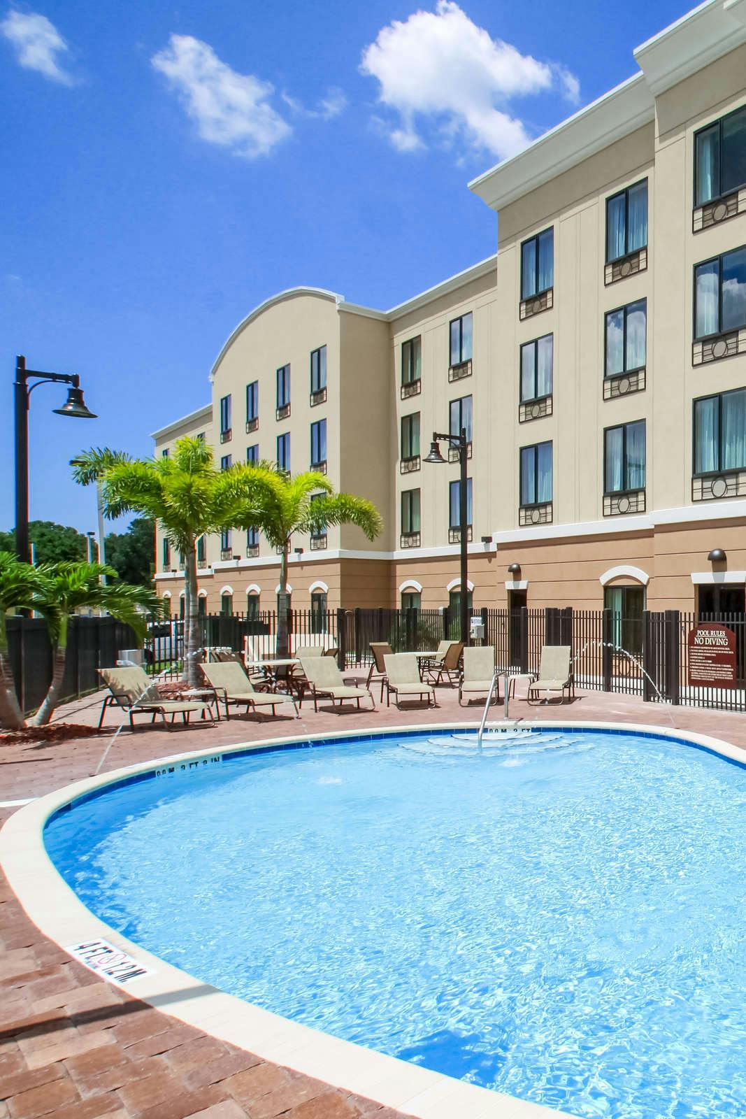Hotel Holiday Inn Express Tampa USF photo 1