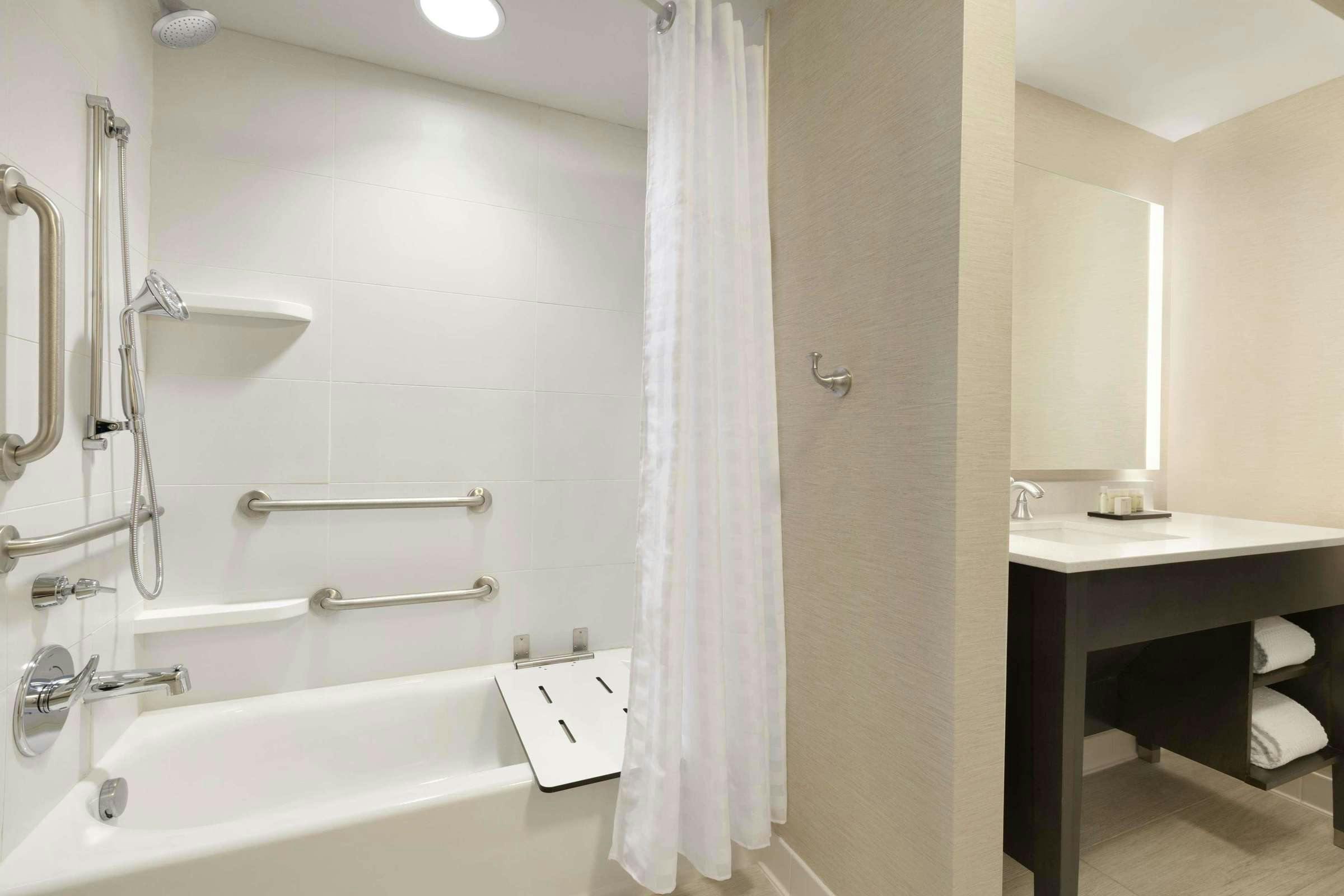 Hotel Embassy Suites by Hilton Greenville Downtown Riverplace photo 3