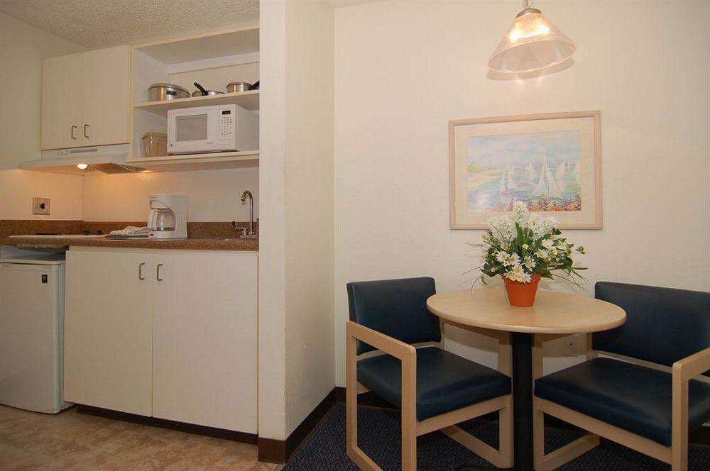 Hotel Suburban Studios Lakeland North I-4 photo 4