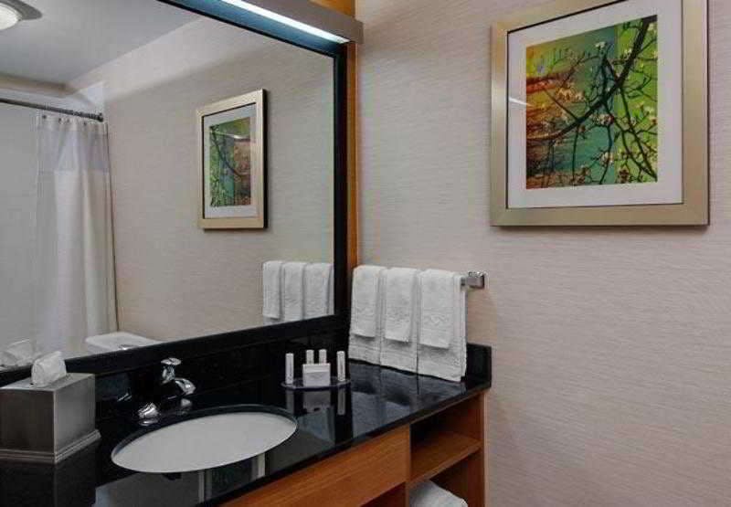 Hotel Fairfield Inn & Suites Fort Worth I-30 West near NAS JRB photo 3