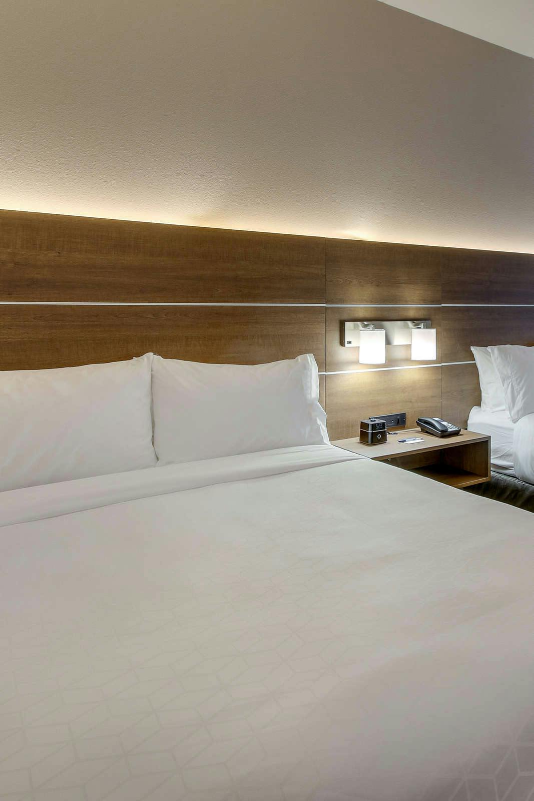 Hotel Holiday Inn Express & Suites Nashville Metrocenter Downtown photo 2