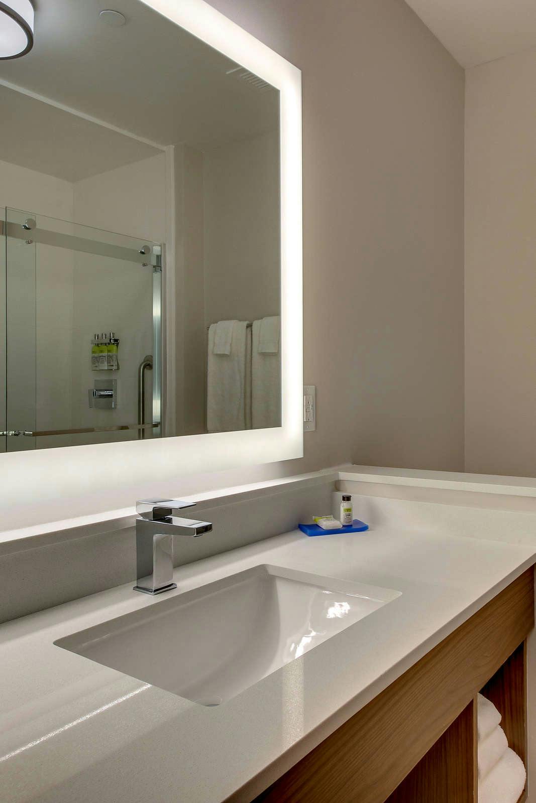 Hotel Holiday Inn Express & Suites Nashville Metrocenter Downtown photo 4