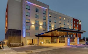 Holiday Inn Express & Suites Nashville Metrocenter Downtown