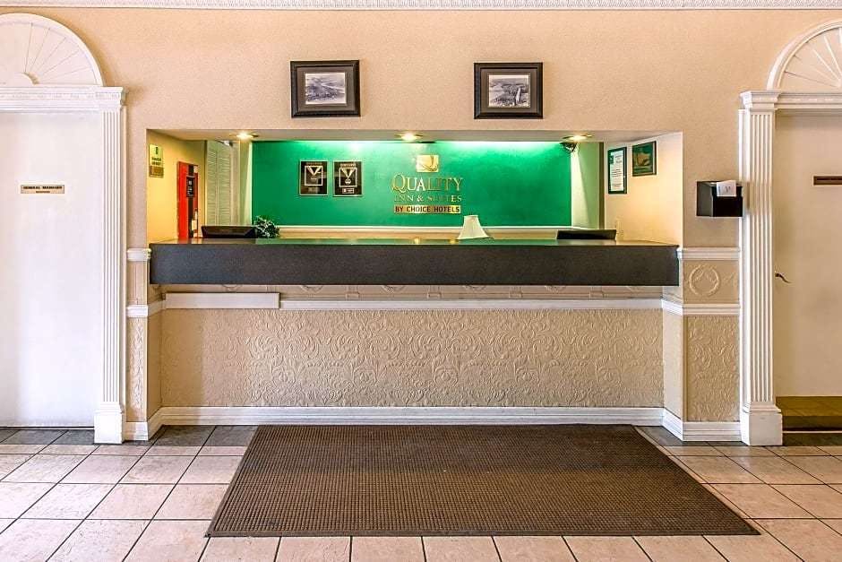 Hotel Quality Inn & Suites On the River photo 2