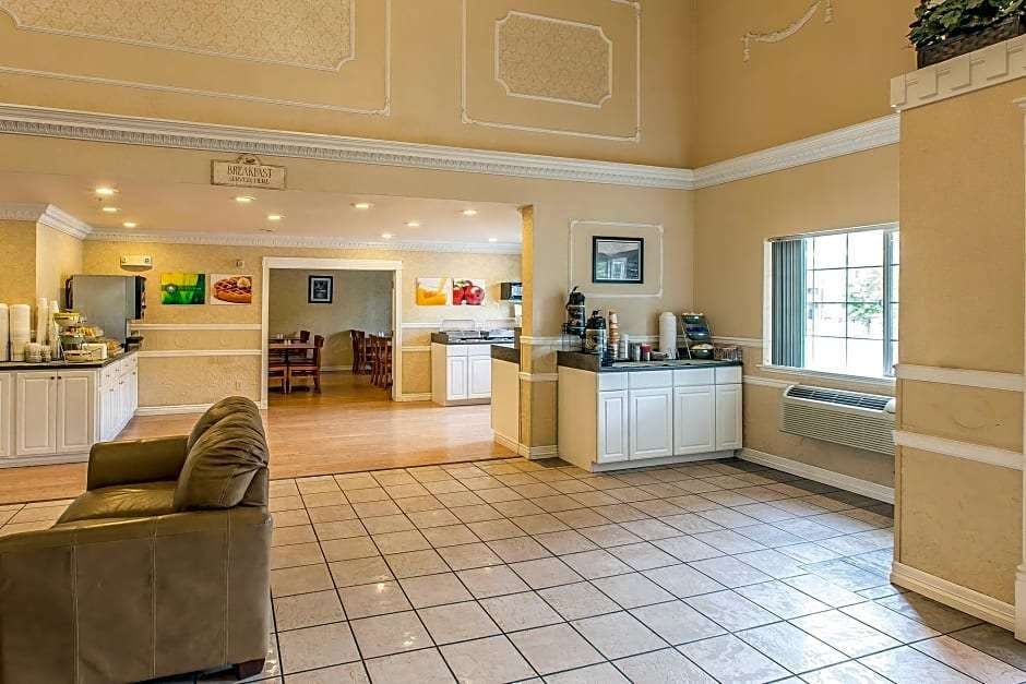 Hotel Quality Inn & Suites On the River photo 3