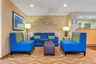 Hotel Comfort Inn and Suites Durham Near Duke University photo 2