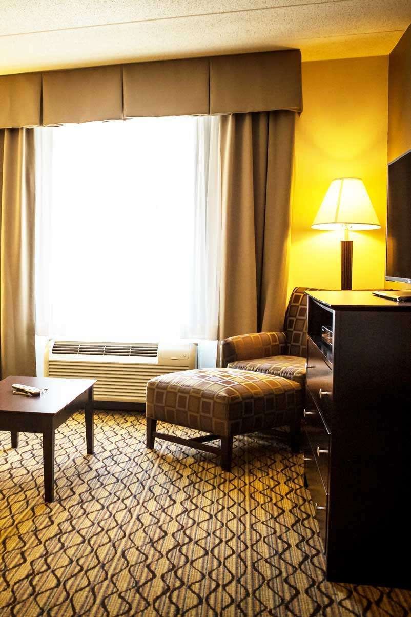 Hotel Holiday Inn Express Hotel & Suites Milford photo 3