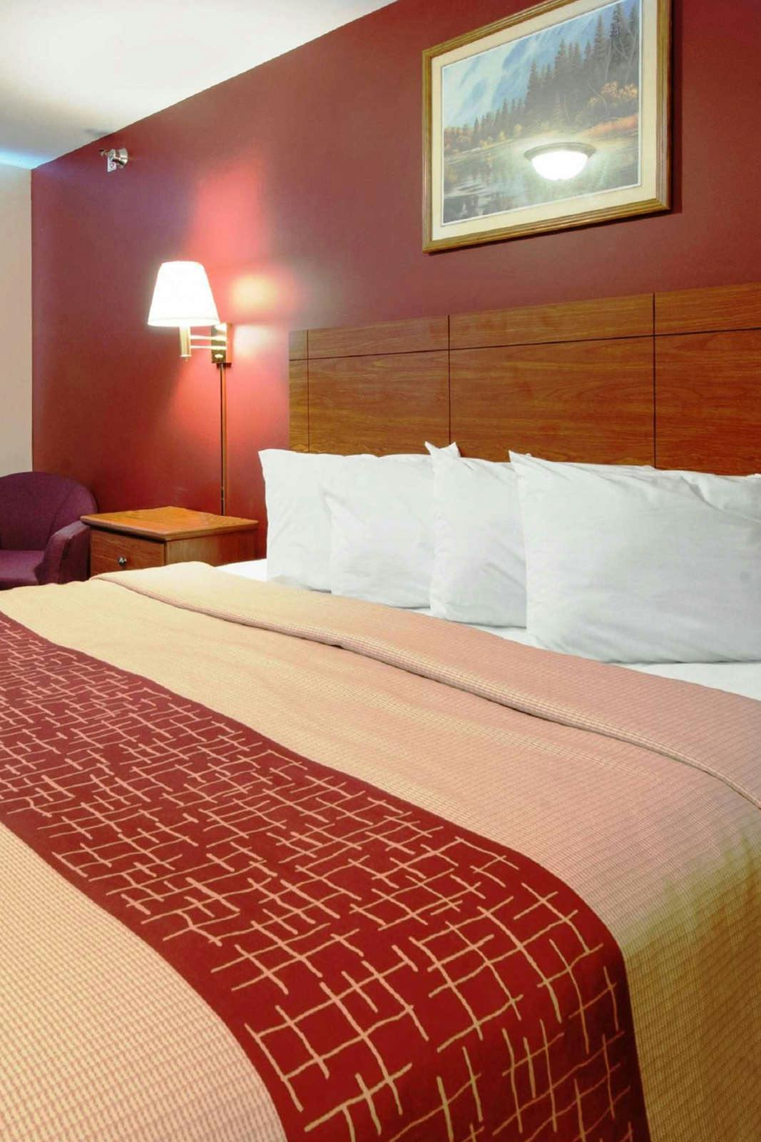 Hotel Red Roof Inn & Suites Dickinson photo 2