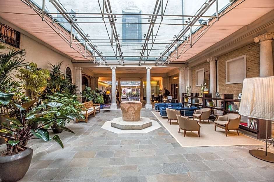 Hotel Monaco & Grand Canal