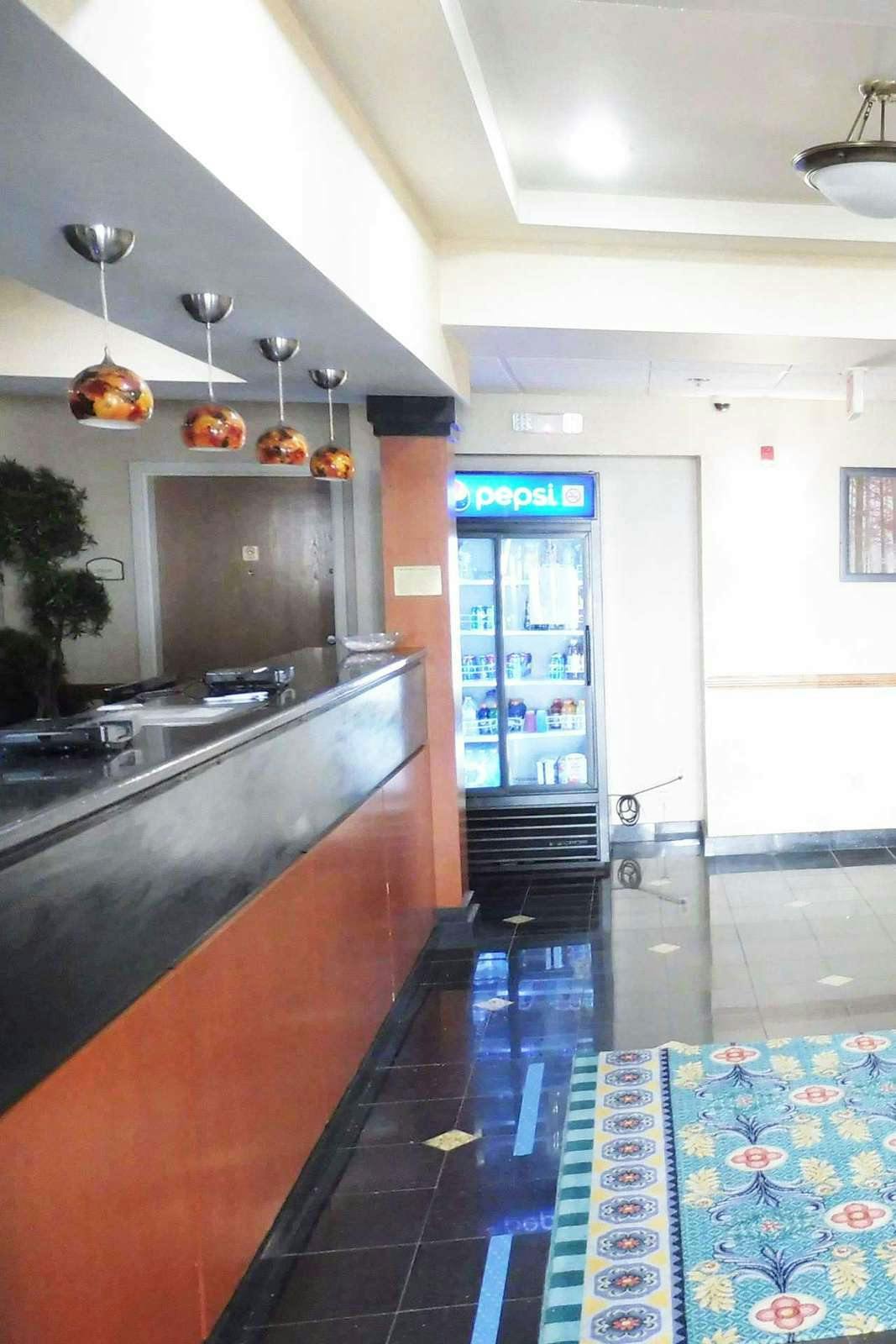 Hotel Red Roof Inn & Suites Galloway photo 3