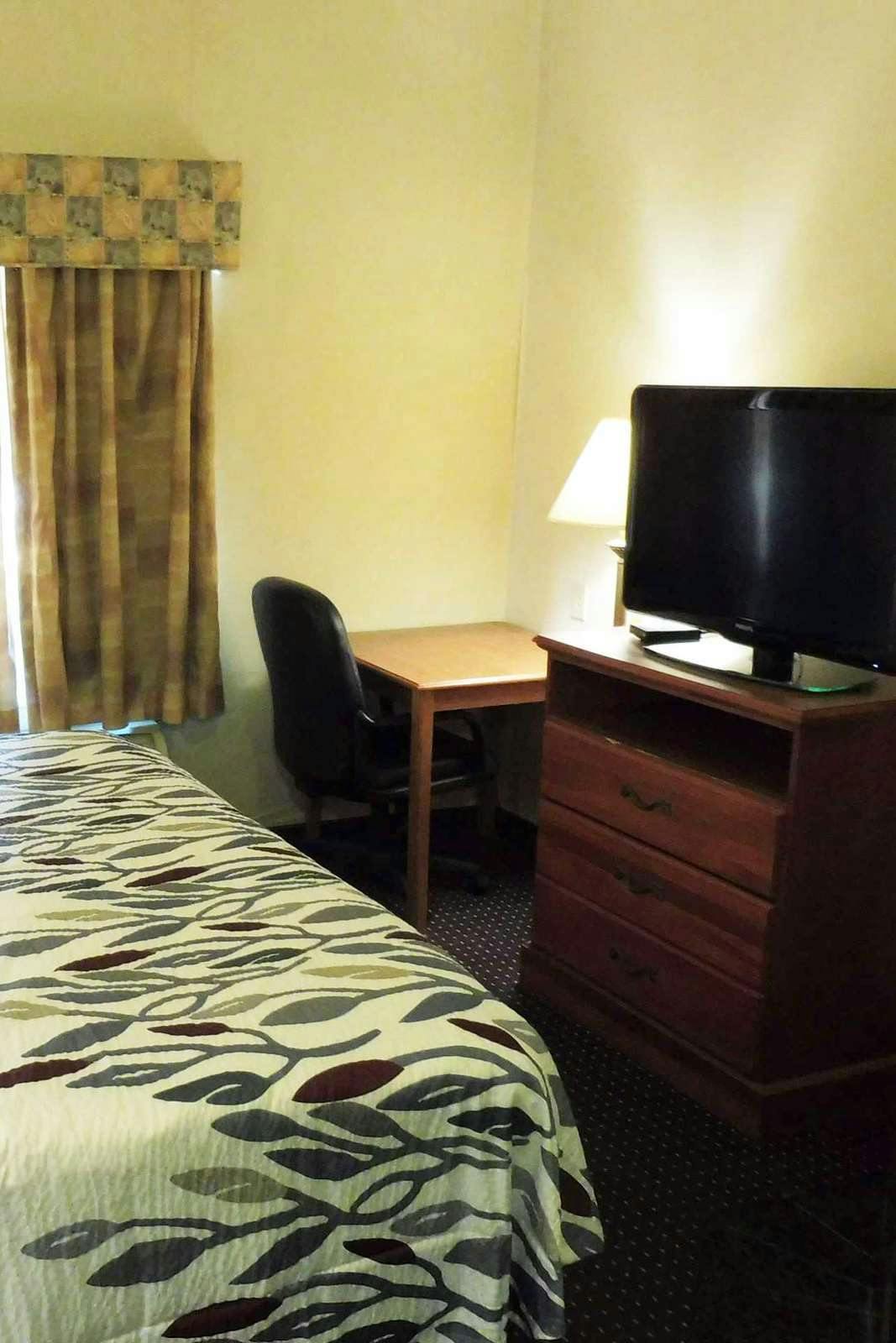 Hotel Red Roof Inn & Suites Galloway photo 1