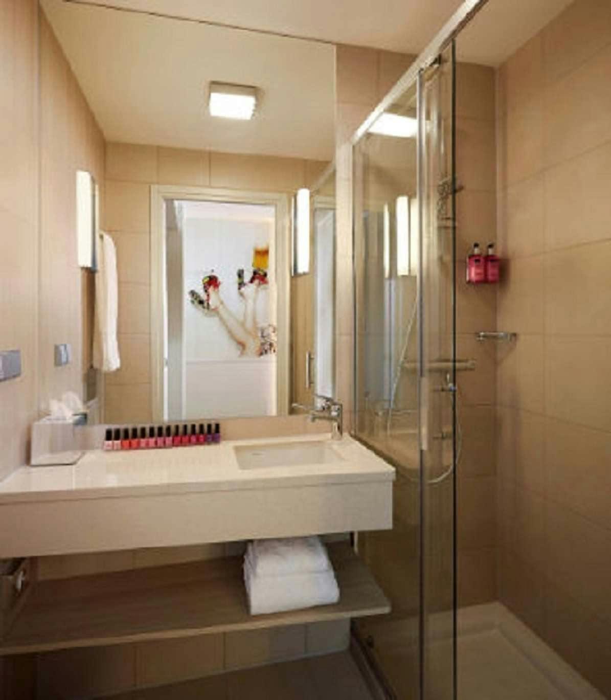 Hotel Moxy Berlin Ostbahnhof photo 2