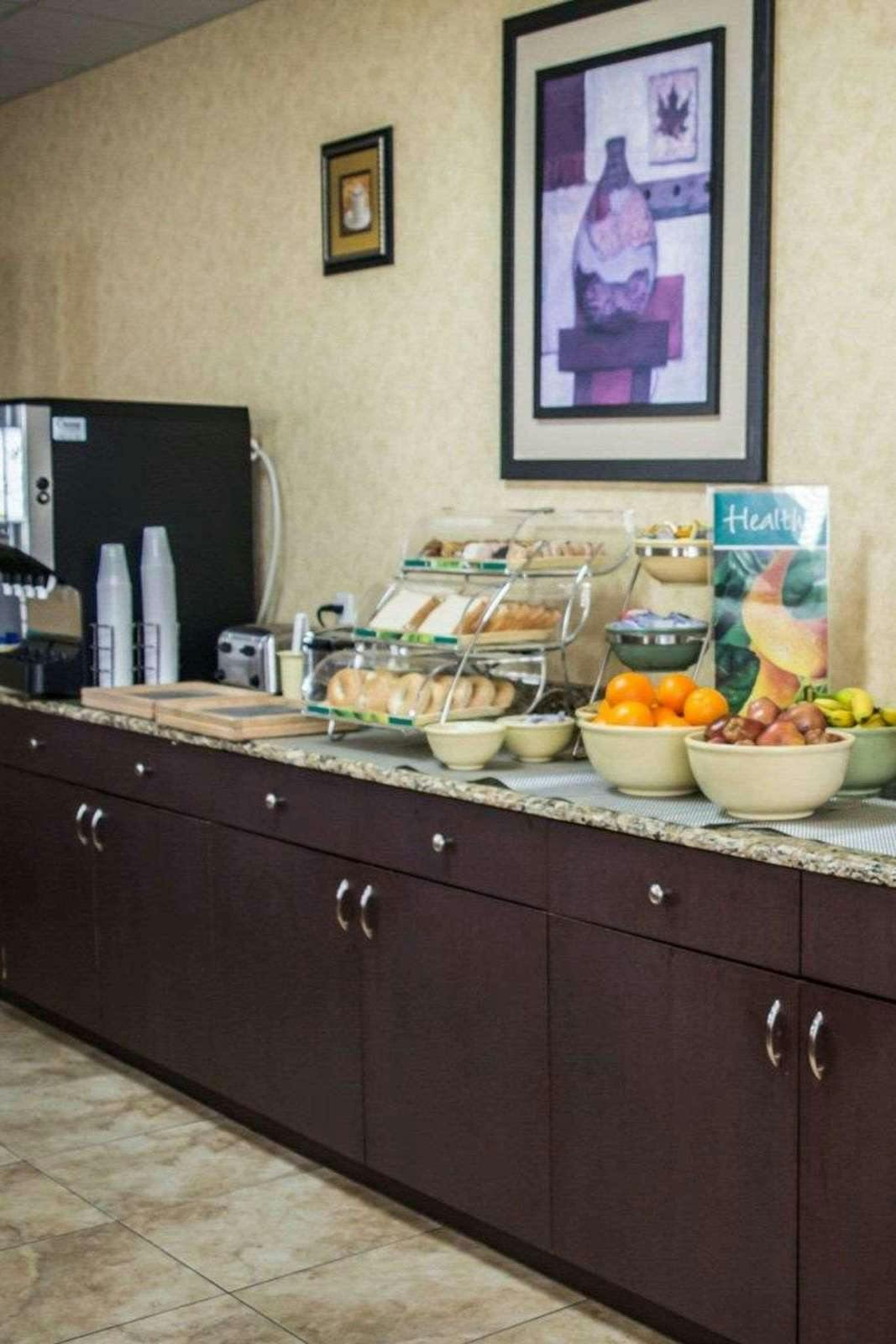 Hotel Quality Inn & Suites Tampa near Fairgrounds and Casino photo 4