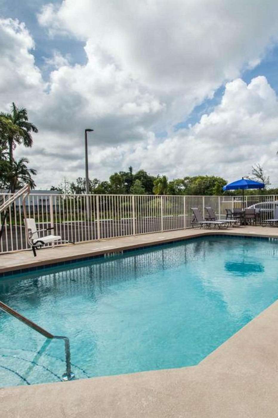 Hotel Comfort Suites Fort Lauderdale Airport South & Cruise Port photo 4