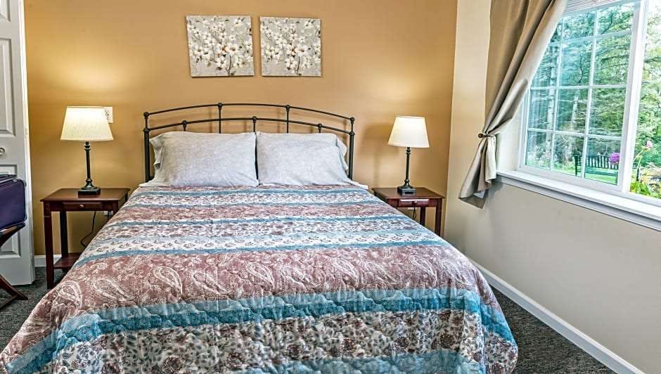 Hotel Alaska Garden Gate B&B and Cottages photo 1