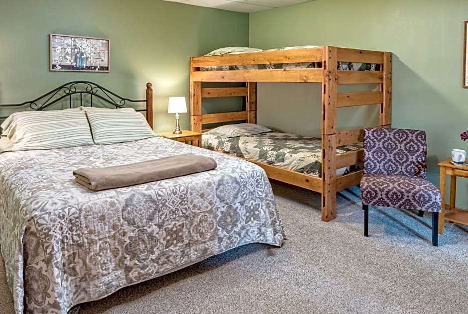 Hotel Alaska Garden Gate B&B and Cottages photo 2