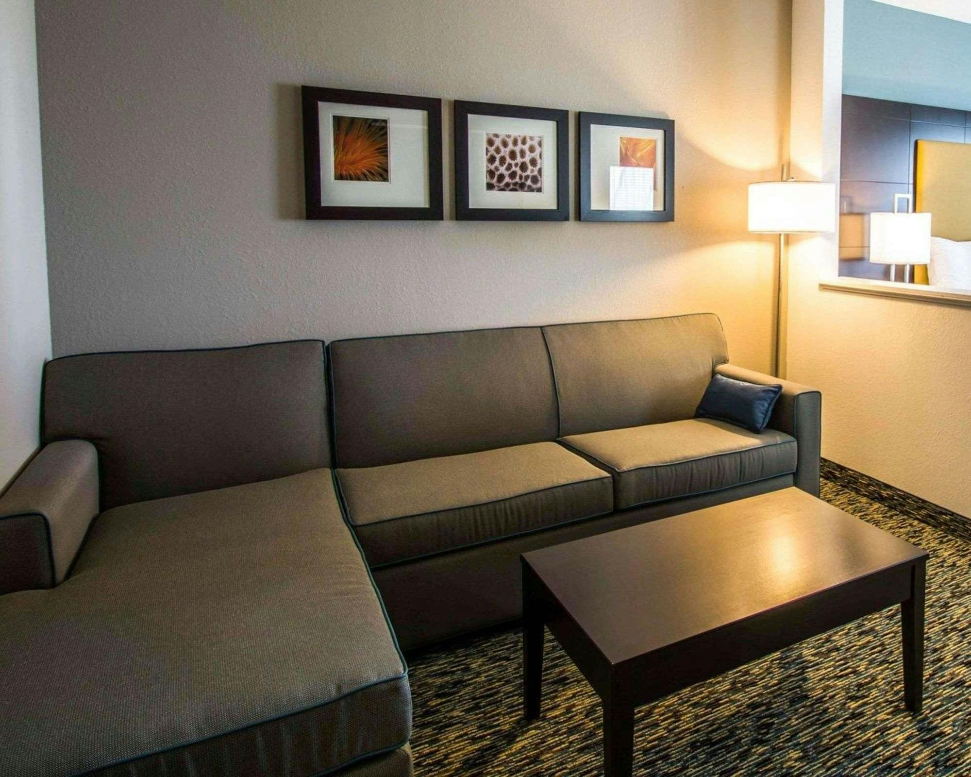Hotel Comfort Suites Fort Lauderdale Airport South & Cruise Port photo 2
