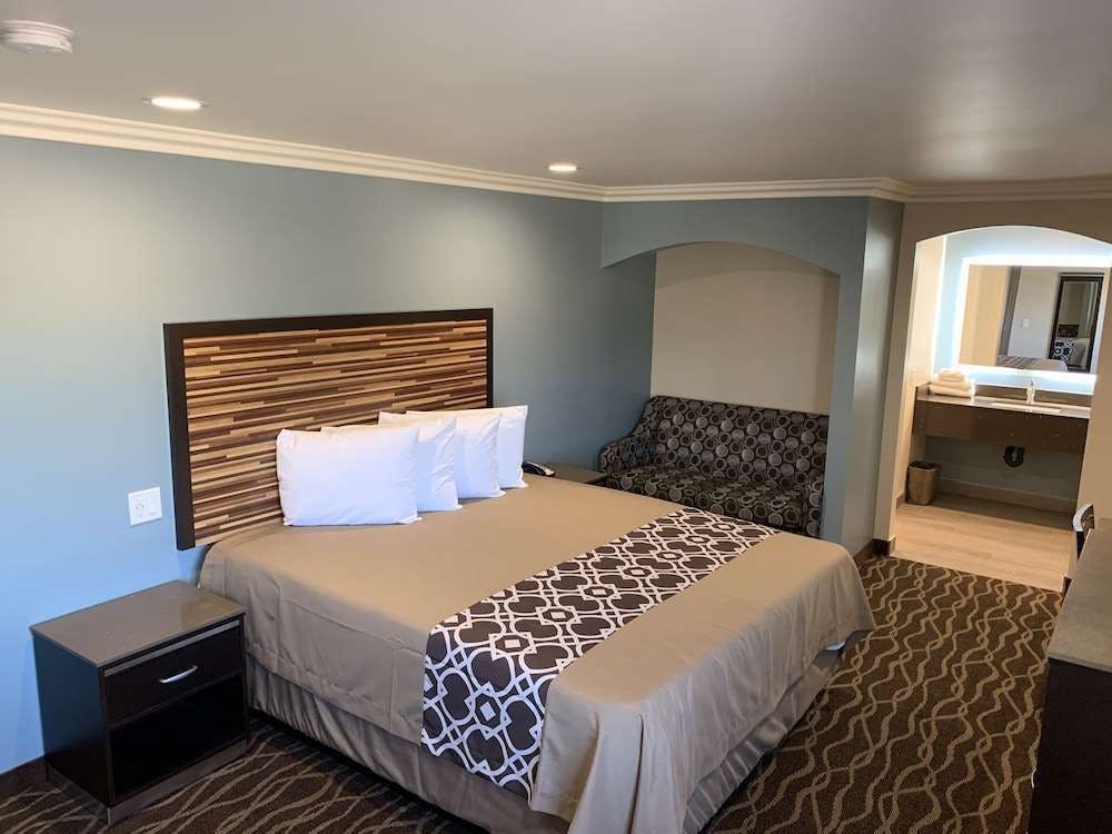 Hotel Industry Inn & Suites photo 1