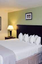Hotel Holiday Inn Edison at Midtown photo 1