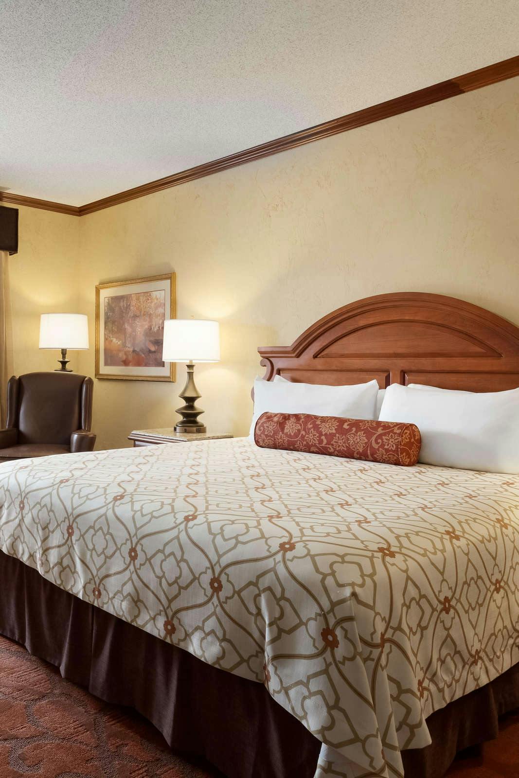 Hotel Chateau on the Lake Resort Spa & Convention Center photo 2