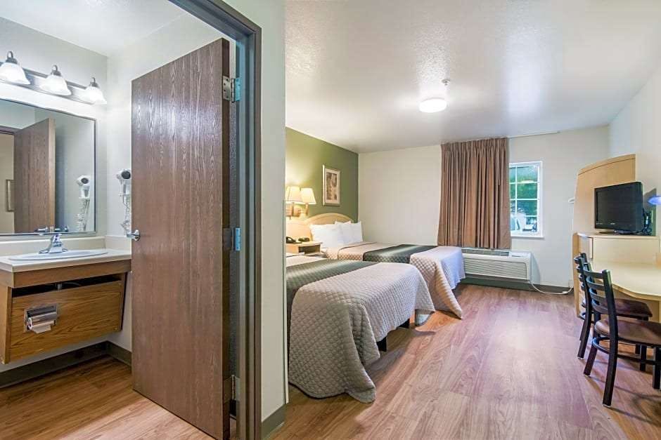 Hotel HomeTowne Studios & Suites by Red Roof Bentonville photo 1