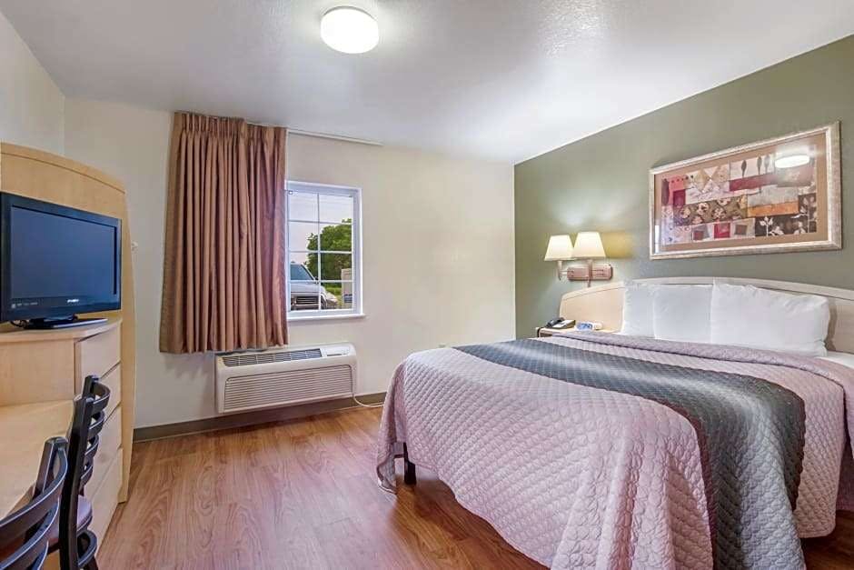 Hotel HomeTowne Studios & Suites by Red Roof Bentonville photo 2