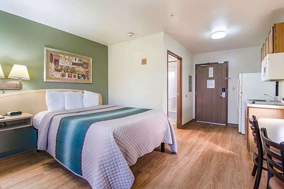 Hotel HomeTowne Studios & Suites by Red Roof Bentonville photo 3