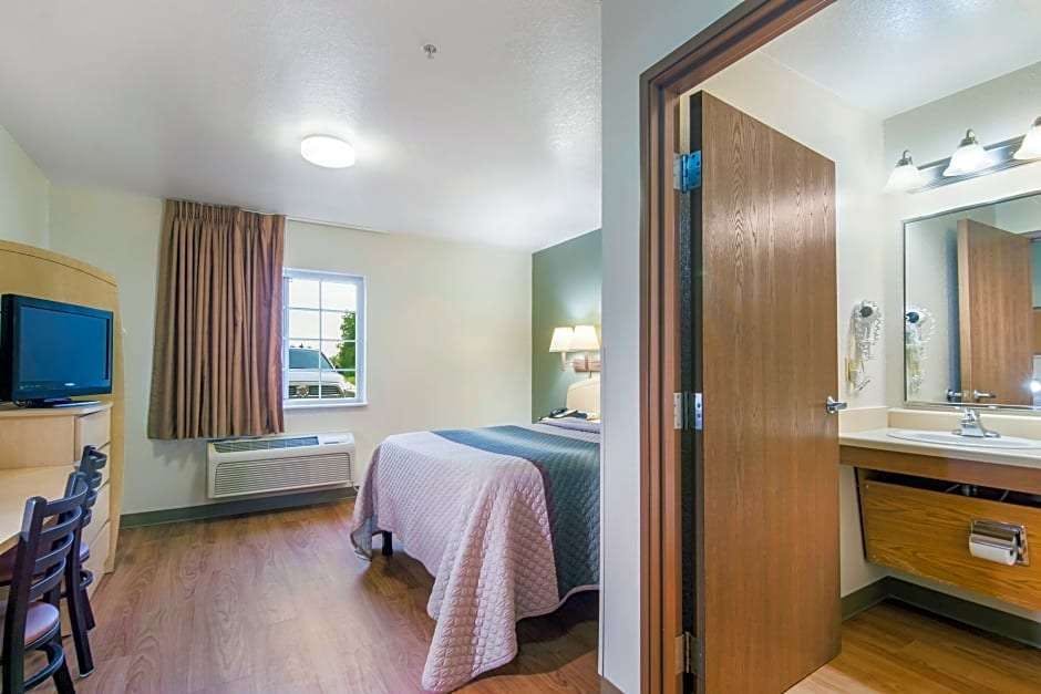 Hotel HomeTowne Studios & Suites by Red Roof Bentonville photo 5