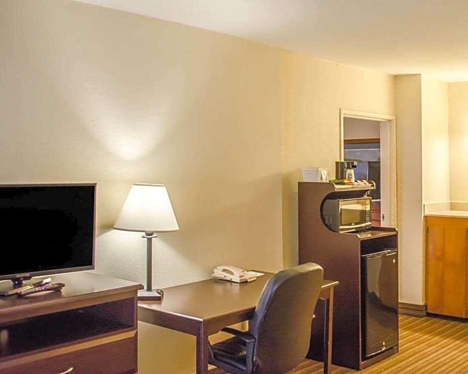 Hotel Quality Inn & Suites Pensacola Bayview photo 4