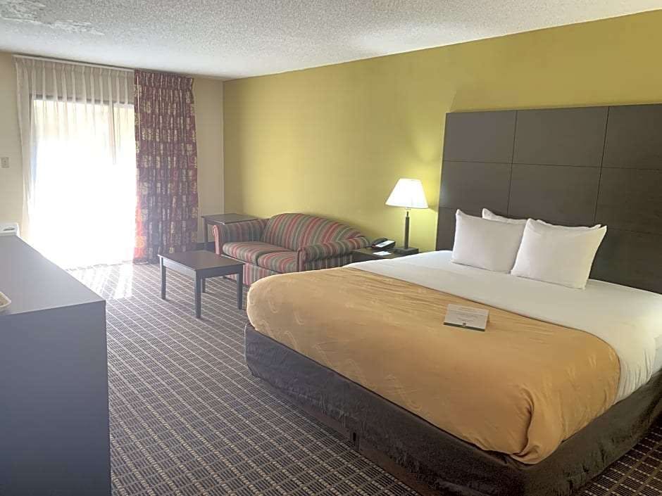 Hotel Quality Inn & Suites Pensacola Bayview photo 5