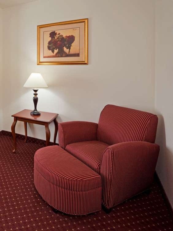 Hotel Holiday Inn Express Syracuse Fairgrounds photo 3