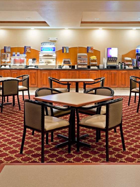 Hotel Holiday Inn Express Syracuse Fairgrounds photo 5