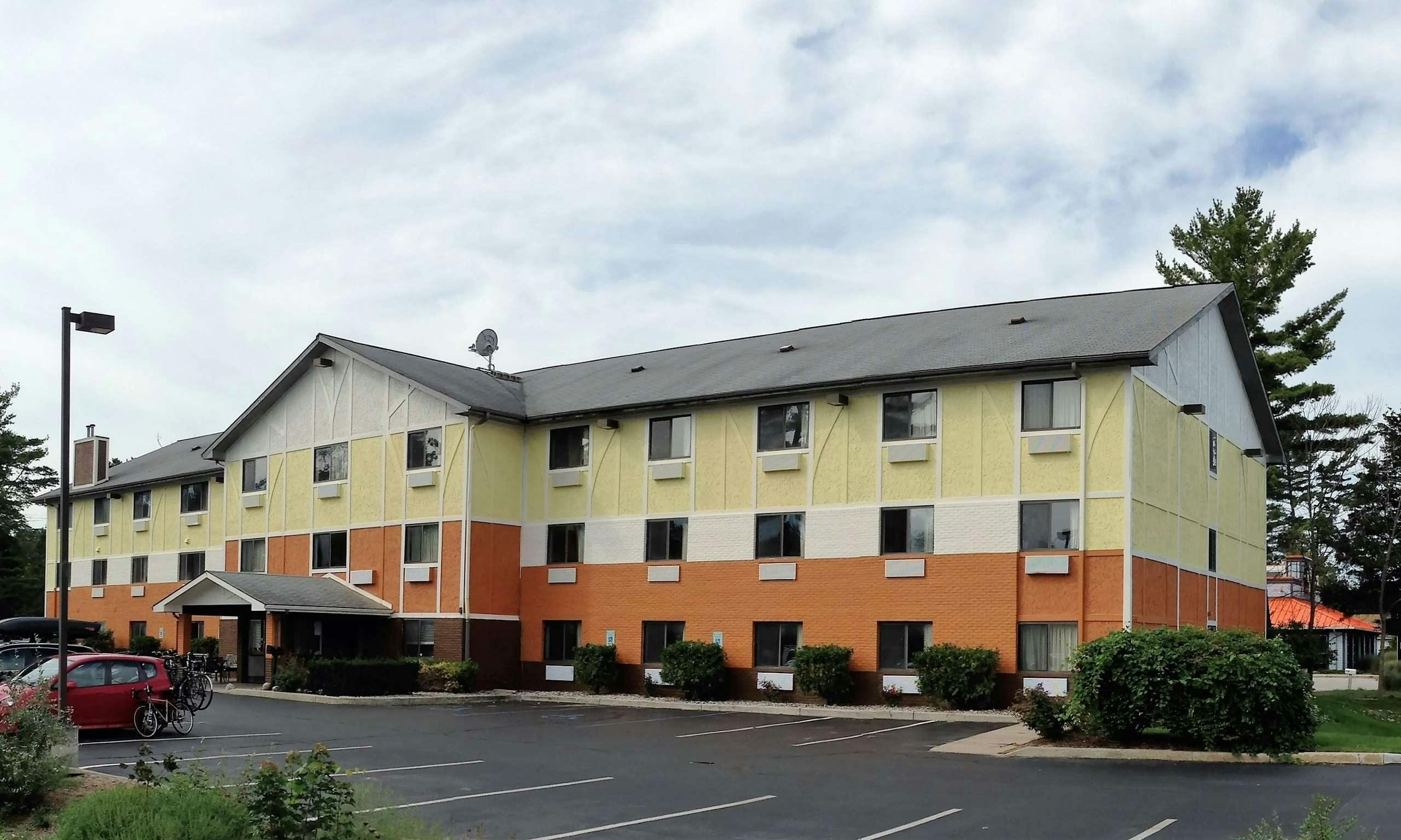 Days Inn Suites Traverse City