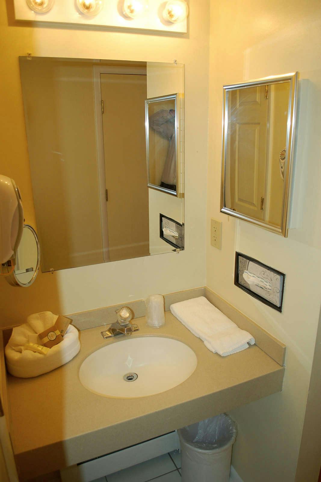 Hotel The White Sands Oceanfront Resort & Spa photo 5