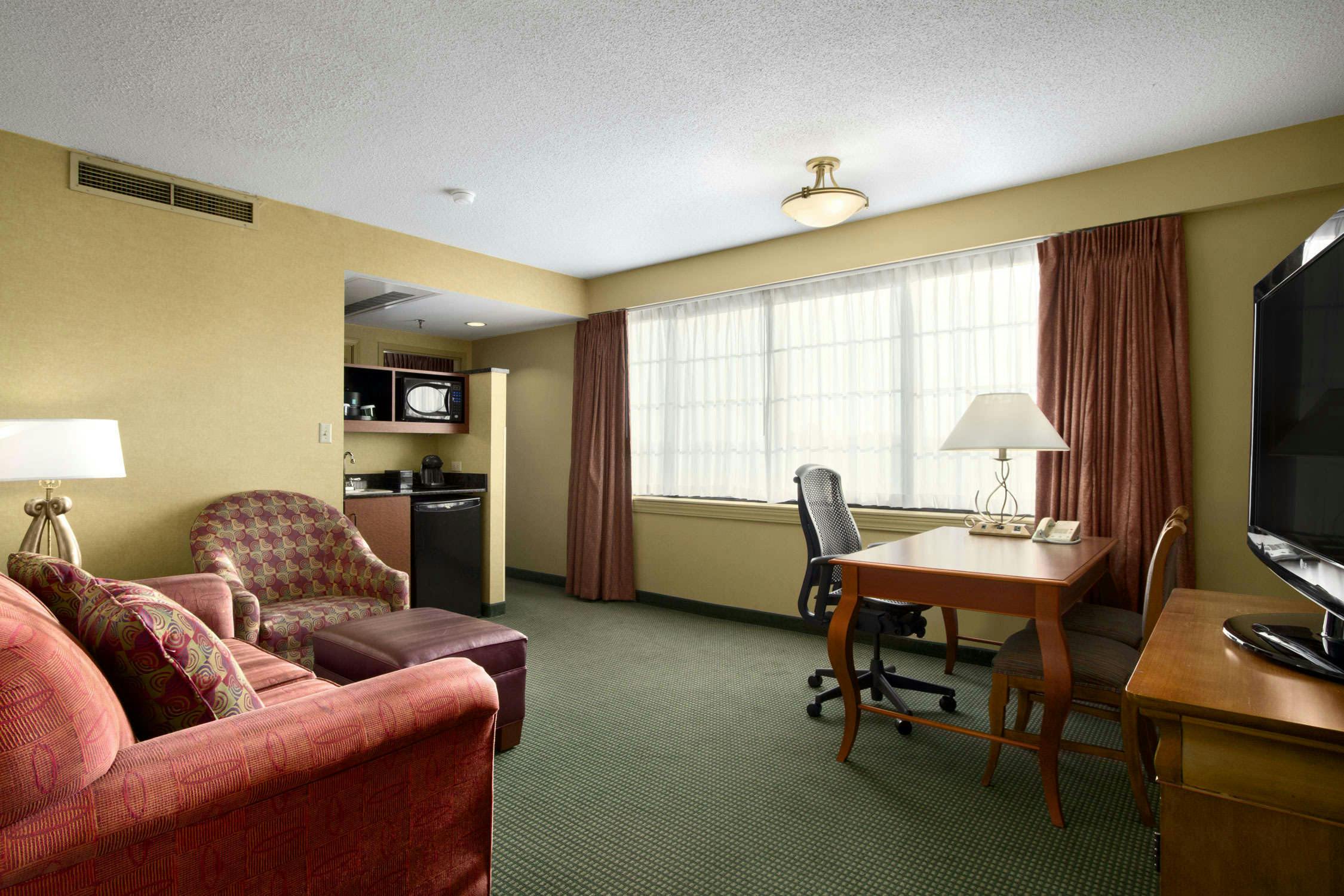 Hotel Embassy Suites by Hilton Greensboro Airport photo 4