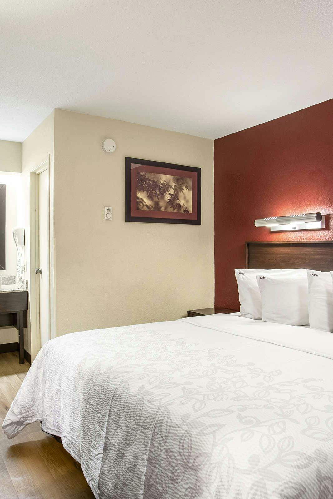 Hotel Red Roof PLUS+ Washington DC - Alexandria photo 3