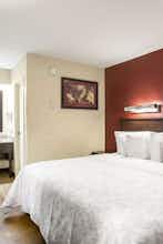 Hotel Red Roof PLUS+ Washington DC - Alexandria photo 3