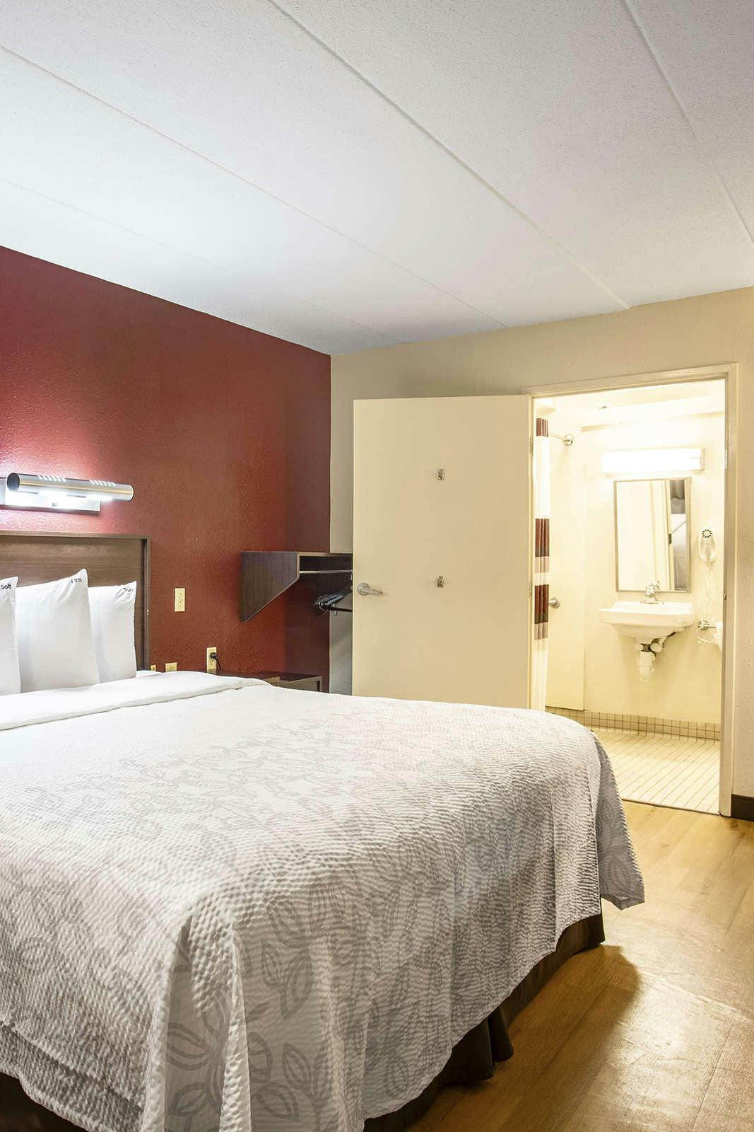 Hotel Red Roof PLUS+ Washington DC - Alexandria photo 2