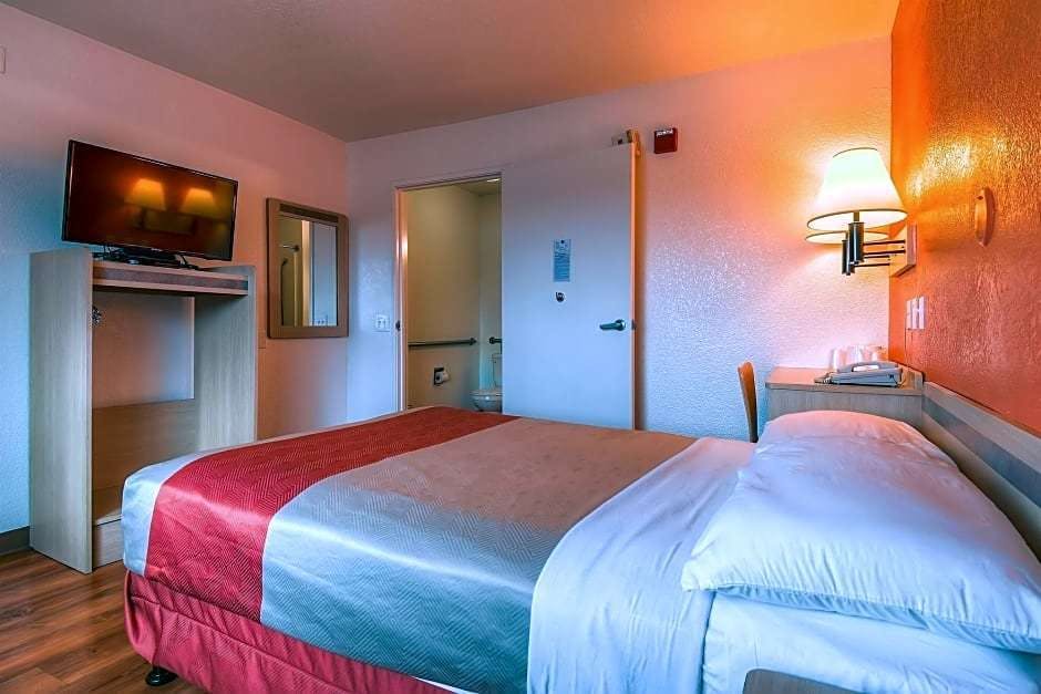 Hotel Motel 6 Whittier, CA - Los Angeles photo 2