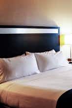 Hotel Holiday Inn Express Bakersfield photo 2