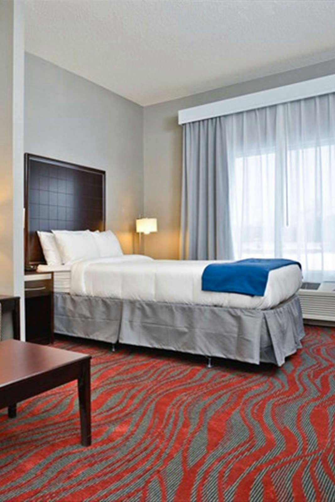 Hotel Holiday Inn Express Hotel & Suites Utica NY photo 3