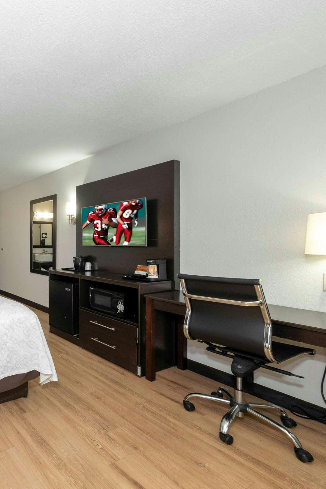 Hotel Red Roof PLUS+ Huntsville photo 4