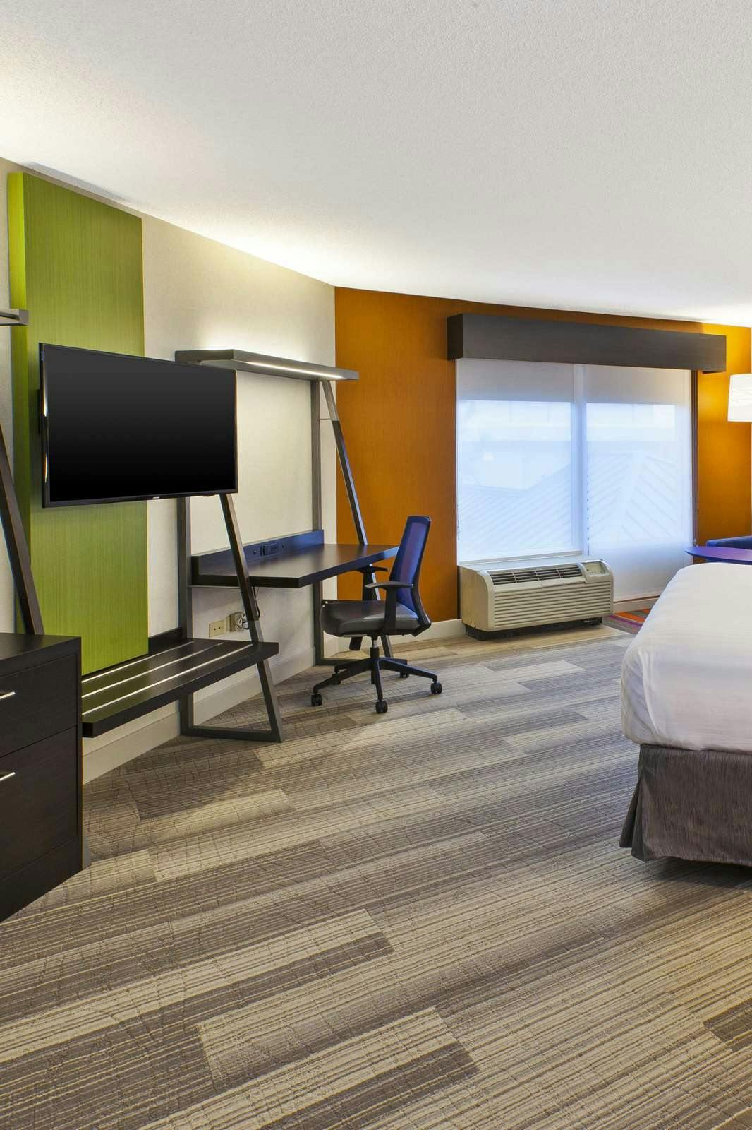 Hotel Holiday Inn Express Hotel & Suites Chicago Midway Airport photo 3